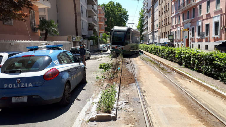tram deraglia roma