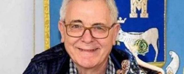 uomo spara napoletano