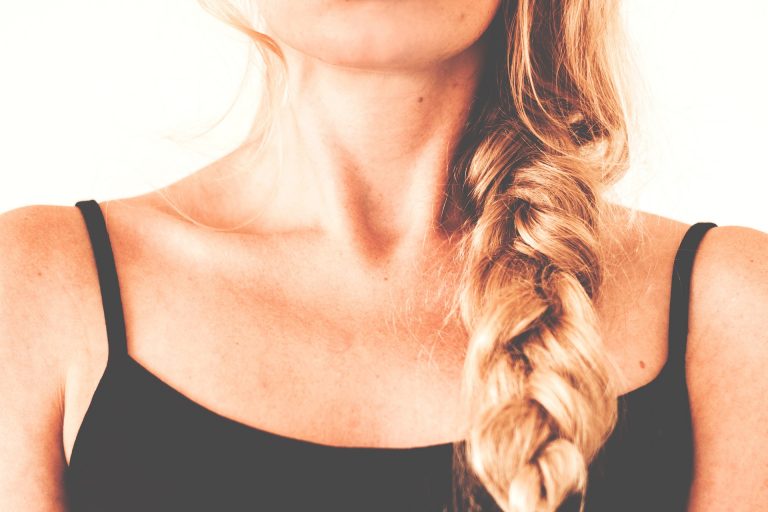 Capelli fini e senza volume: come infoltirli con rimedi naturali