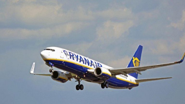 Sul volo Orio-Palermo proposta di matrimonio alla hostess Sul volo Orio-Palermo proposta di matrimonio alla hostess