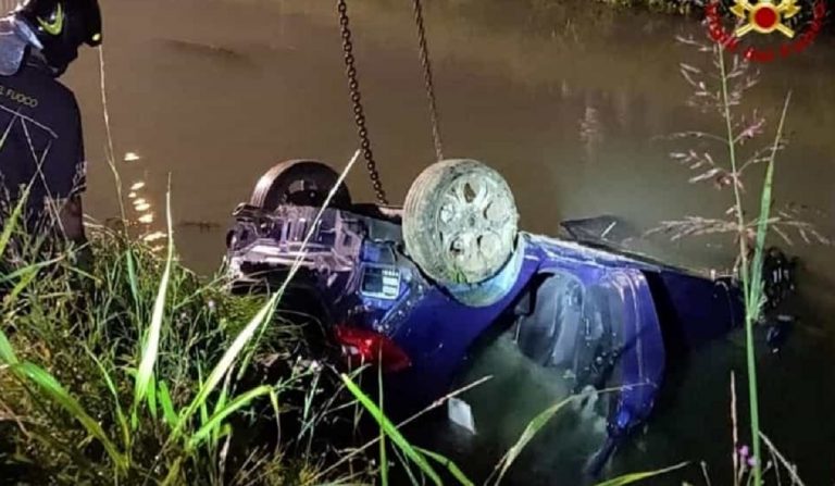 auto nel canale