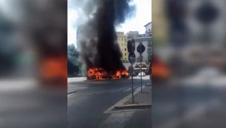 Bus esplode a Roma