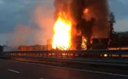 Camion in fiamme in autostrada