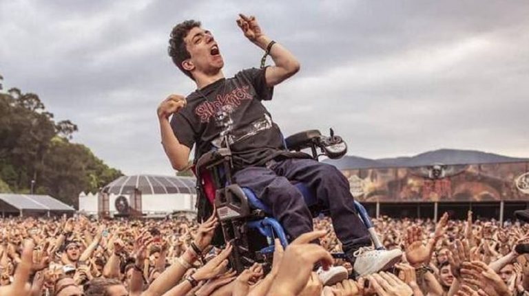 disabile sollevato in aria concerto