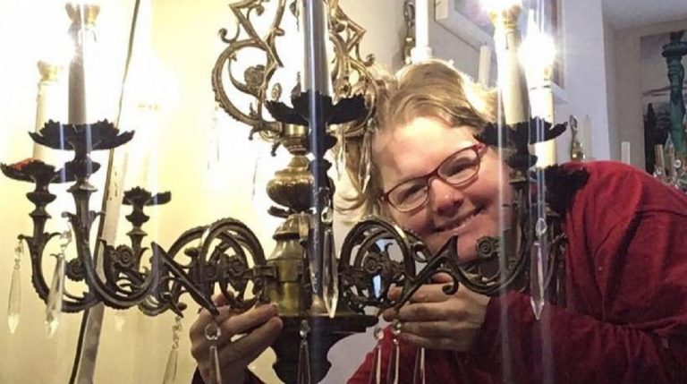 donna vuole sposarsi con un lampadario