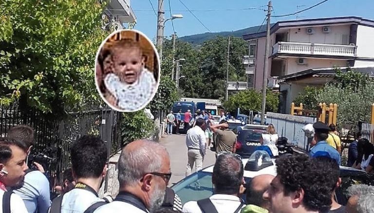 Lancia figlia dal balcone a Napoli, la disperazione della madre