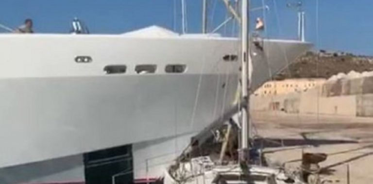 maxi yacht distrugge barca