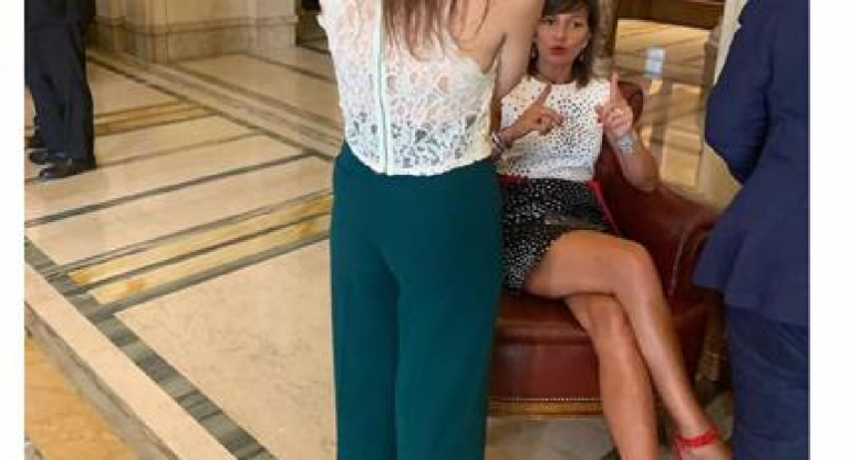 Look scollato per le deputate