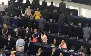 Parlamento Ue deputati Brexit inno