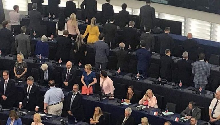 Parlamento Ue deputati Brexit inno