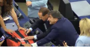 Silvio Berlusconi autografa una maglietta del Milan