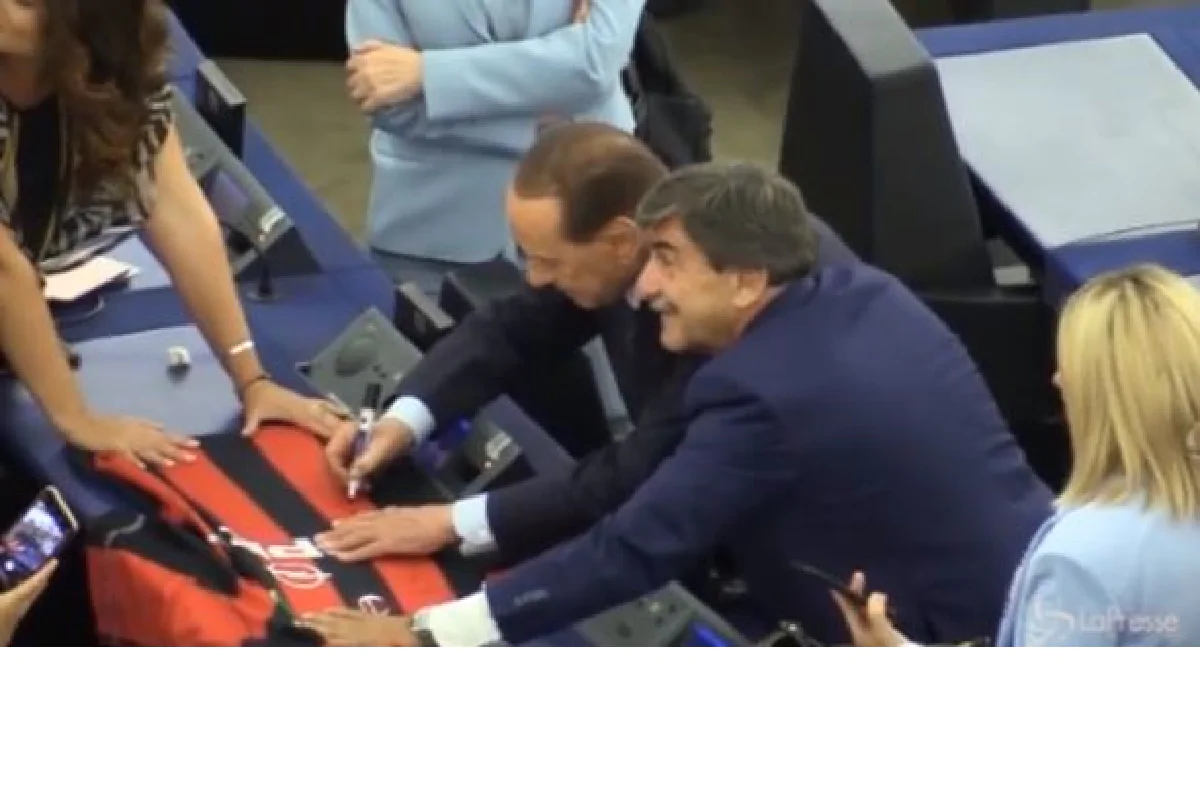 Silvio Berlusconi autografa una maglietta del Milan