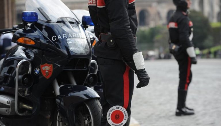 Stupra tenta di uccidere la compagna a coltellate