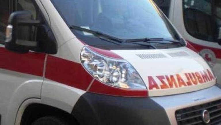uomo ferito dall'amico con le forbici