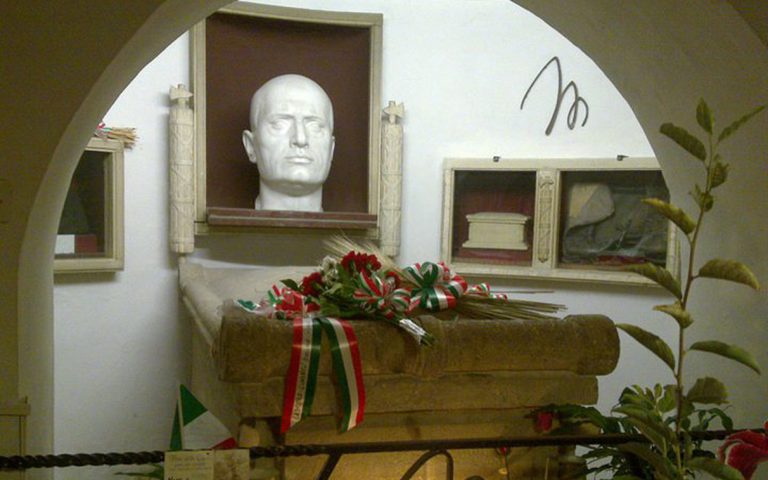tomba-mussolini