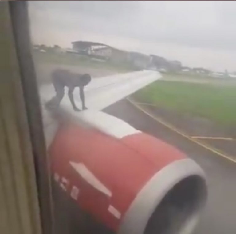 uomo sale aereo