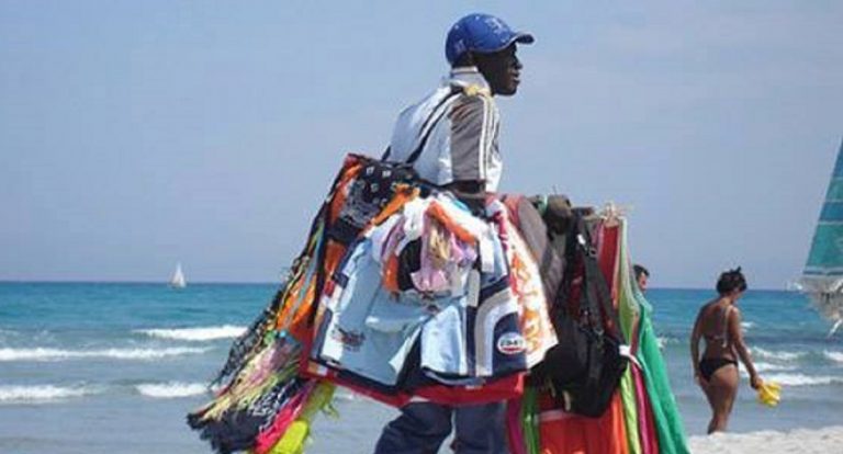 venditore ambulante spiaggia