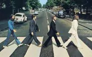 I Beatles attraversano Abbey Road