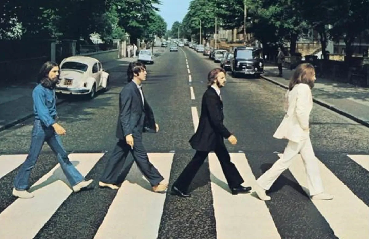I Beatles attraversano Abbey Road