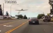 aereo atterra strada auto