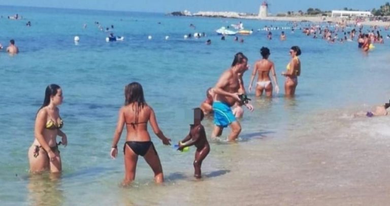 bagnanti curano figlia ambulante