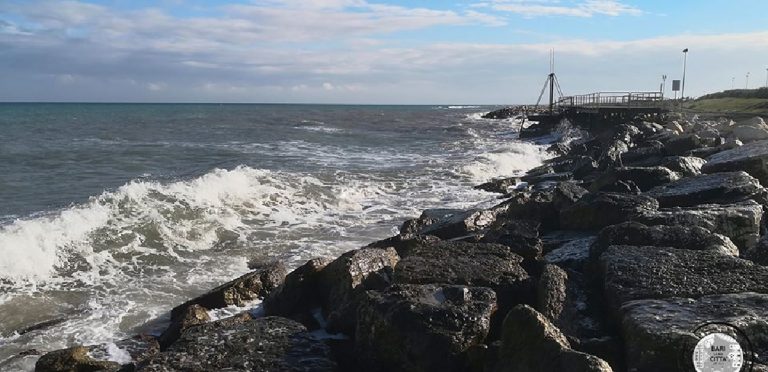 Bari - bimbo è scivolato da uno scoglio