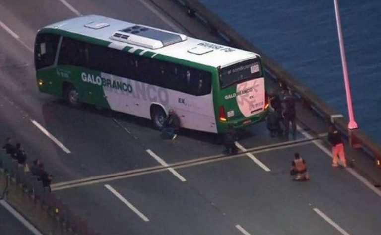Brasile uomo armato tiene ostaggi sul bus