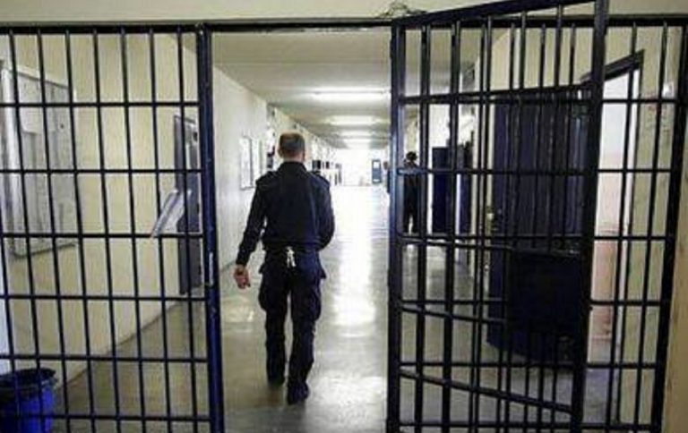 carcere perugia agente ostaggio