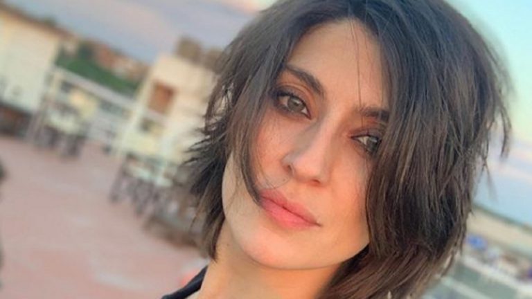 Elisa Isoardi senza reggiseno