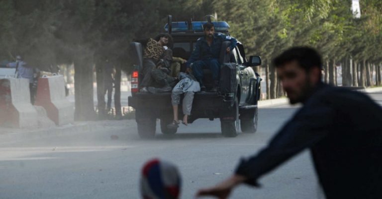 Attentato Afghanistan, autobomba contro stazione di polizia a Kabul: 14 morti Attentato Afghanistan, autobomba contro stazione di polizia a Kabul: 14 morti