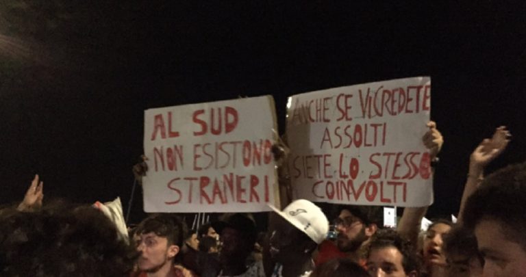 folla contro Salvini a Soverato