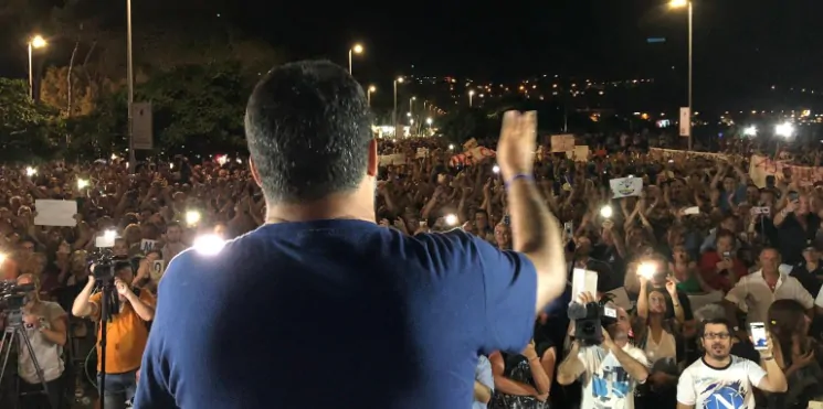 folla contro Salvini a Soverato
