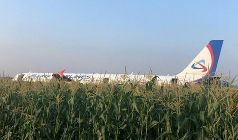 Aereo russo atterraggio d'emergenza