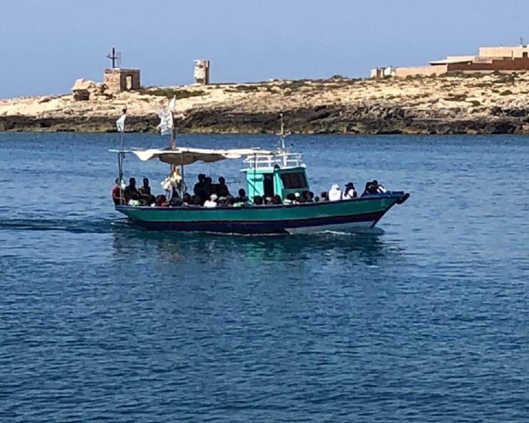Lampedusa, in 48 sbarcano e raccontano dei compagni morti nel viaggio Lampedusa, in 48 sbarcano e raccontano dei compagni morti nel viaggio