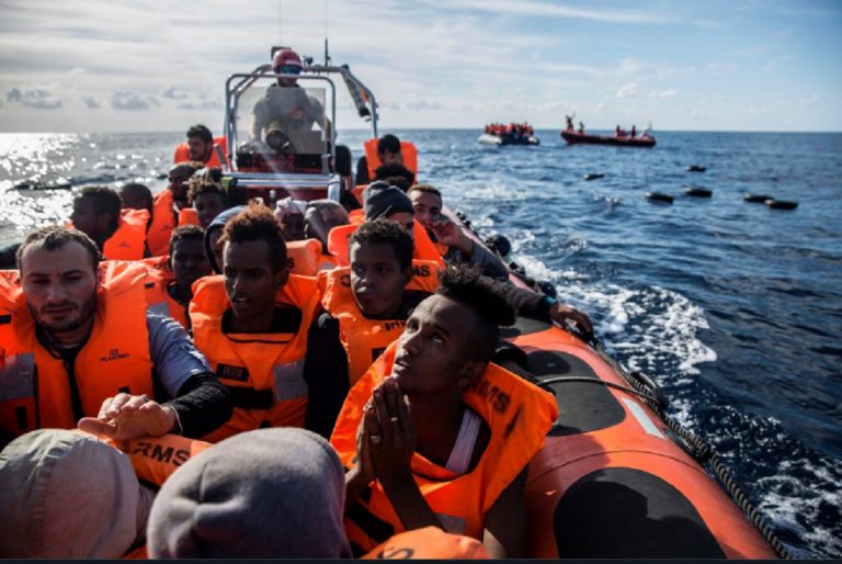 Migranti, la lunga attesa della Open Arms. Salvini: