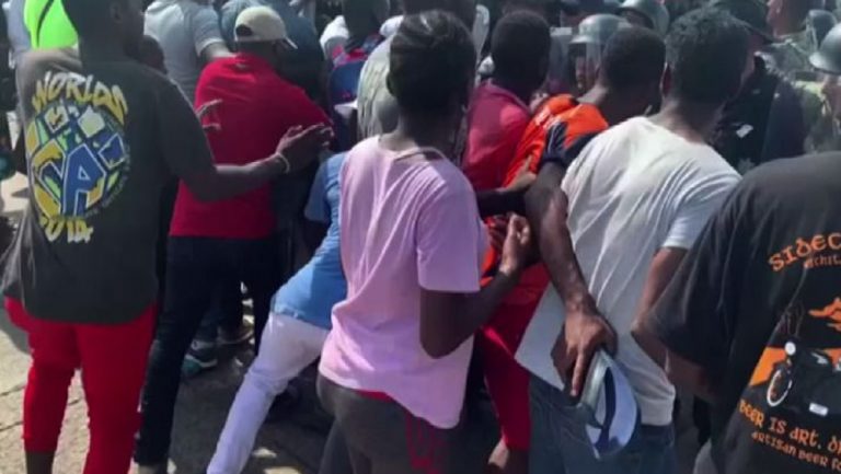 migranti bimbo schiacciato