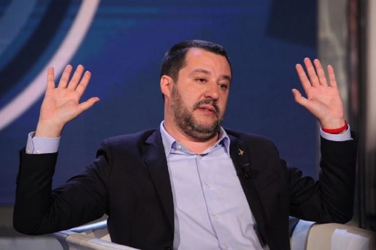 Moto d'acqua, Salvini insulta videomaker
