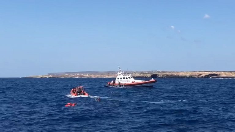 open arms migranti selfie