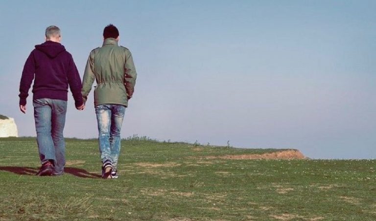 rifiuta coppia gay airbnb