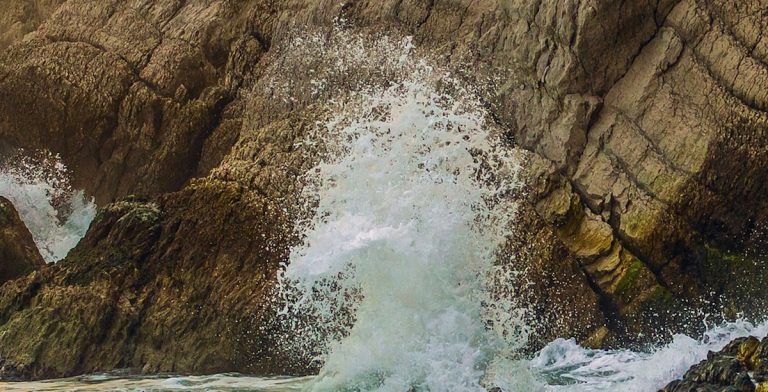 scogliera mare