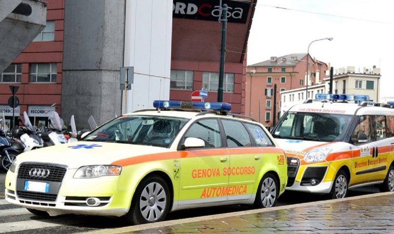 selfie cade da un cancello ambulanza genova