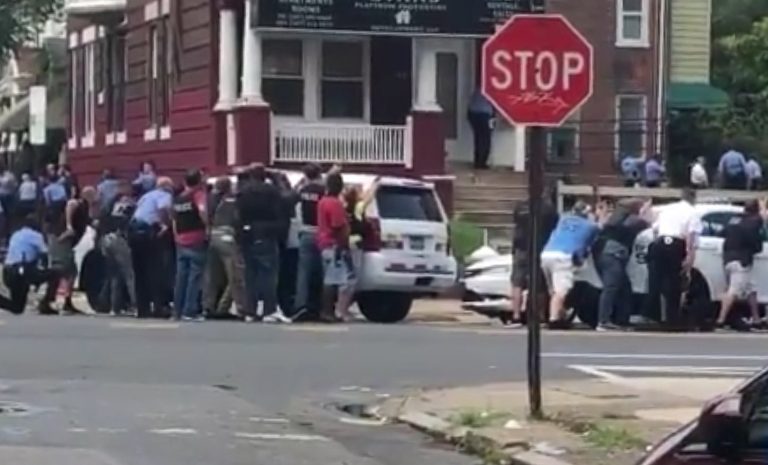 Sparatoria a Philadelphia, uccisi almeno quattro agenti di polizia Sparatoria a Philadelphia, uccisi almeno quattro agenti di polizia