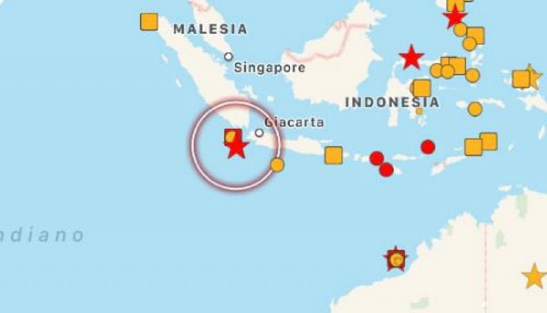 Forte terremoto in Indonesia vicino l'isola di Giava, allerta tsunami Forte terremoto in Indonesia vicino l'isola di Giava, allerta tsunami