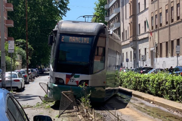 tram deraglia roma
