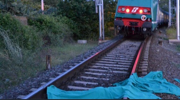 uomo investito treno