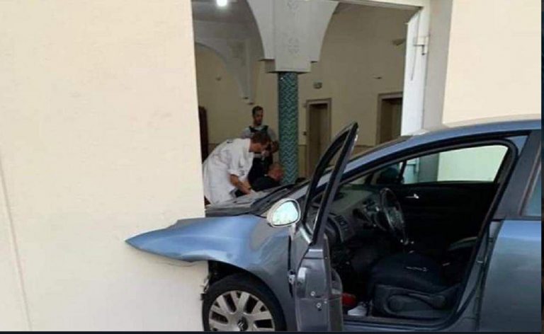 auto contro moschea