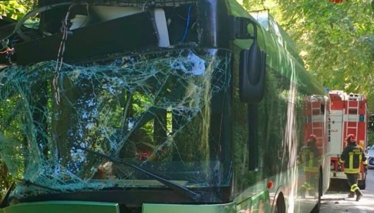 autobus fuori strada pescara