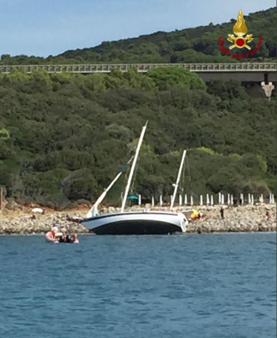 barca a vela incagliata