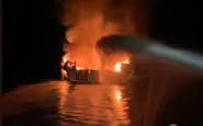barca prende fuoco