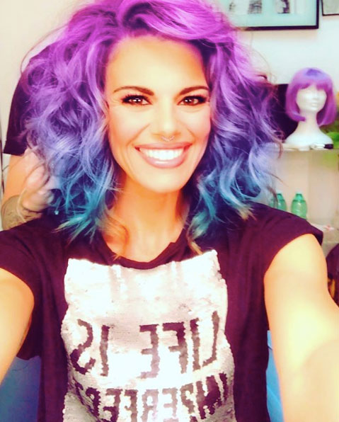 bianca guaccero con i capelli blu